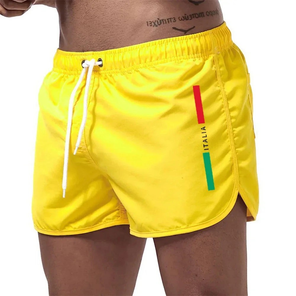 Bañadores amarillos para hombre de Variedad Online con detalle de bandera italiana y cordón ajustable.