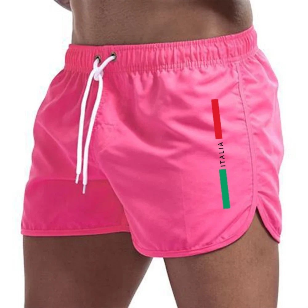 Bañadores cortos rosas de secado rápido para hombre de Variedad Online con detalle de bandera italiana y cordón ajustable.