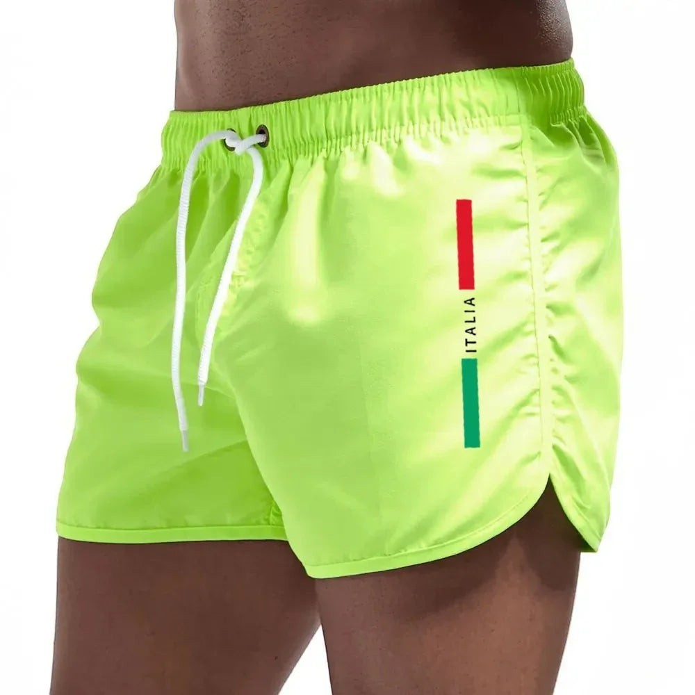 Bañadores cortos de secado rápido para hombre de Variedad Online en color verde lima con cordón ajustable y detalle de la bandera italiana.