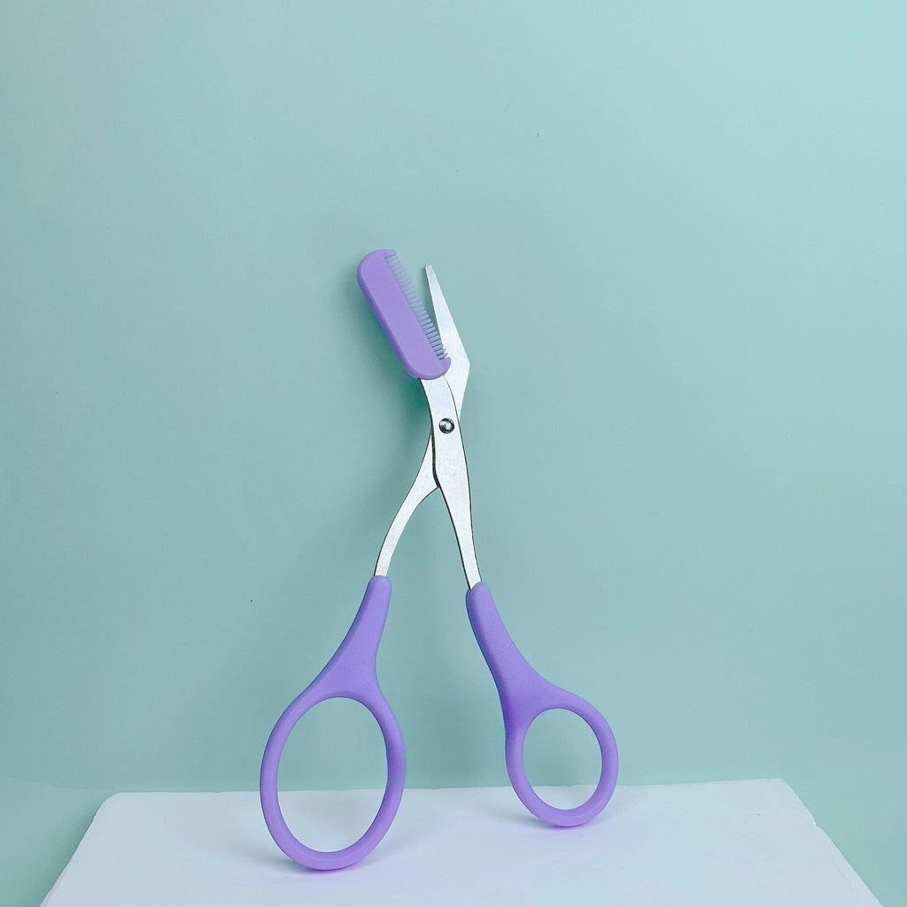 Tijeras para cejas Variedad Online con peine integrado, color lila, para dar forma y recortar cejas con precisión.